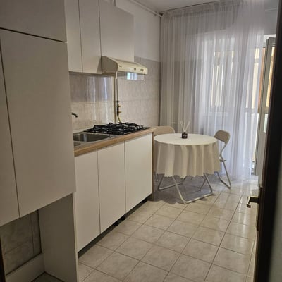 Alquiler de un cómodo piso de 3 habitaciones, 75 m², en la de Zona Stadion, Constanța, Rumanía